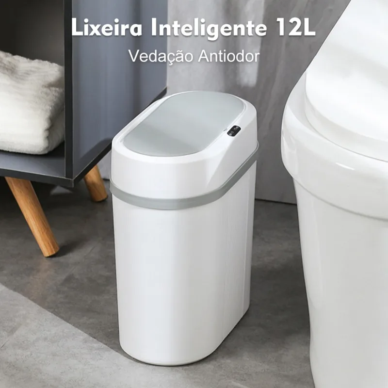 Lixeira branca com tampa automática no banheiro